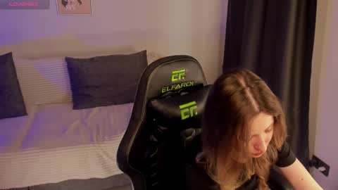 Snapshot of eira_kilian chatting on 11-19-25, 10:15 eira_kilian online show from 11-19-25, 10:15