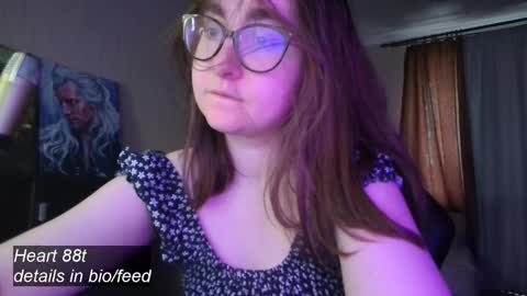 Snapshot of el_sweety chatting on 02-10-25, 01:01 If you like it when I meow give me a thumbs up online show from 02-10-25, 01:01