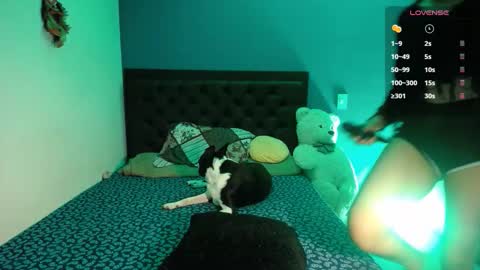 Ela  Help me reach 100 thumbs up online show from 09-26-25, 03:10