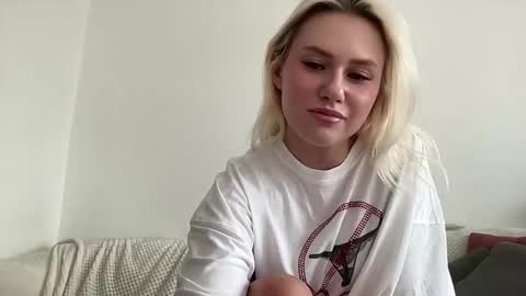 elaraluxxxe online show from 09-18-25, 11:01