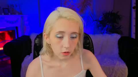 Snapshot of elen__moore chatting on 04-28-26, 05:12 Elen online show from 04-28-26, 05:12