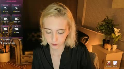 Snapshot of elen__moore chatting on 05-16-26, 06:32 Elen online show from 05-16-26, 06:32
