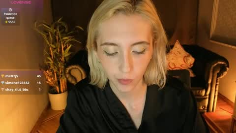 Snapshot of elen__moore chatting on 05-16-26, 10:36 Elen online show from 05-16-26, 10:36