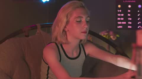 Snapshot of elen__moore chatting on 05-17-26, 06:11 Elen online show from 05-17-26, 06:11
