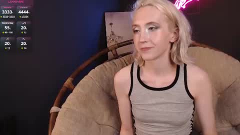 Snapshot of elen__moore chatting on 06-10-26, 01:54 Elen online show from 06-10-26, 01:54