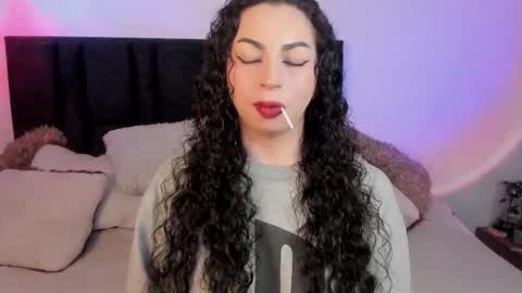 Snapshot of elena_lust chatting on 10-23-25, 05:18 Elena online show from 10-23-25, 05:18