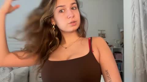 Snapshot of elenahere4u chatting on 06-01-26, 03:47 Elena online show from 06-01-26, 03:47