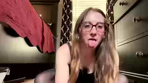 Snapshot of elenore_hoesevelt chatting on 10-10-25, 05:56 Elenore Hoesevelt online show from 10-10-25, 05:56