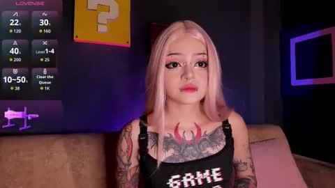 Snapshot of elettra_roux chatting on 10-19-25, 10:10 ELETTRA online show from 10-19-25, 10:10