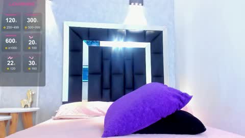 Snapshot of elian___ chatting on 12-17-25, 12:33 Elian online show from 12-17-25, 12:33