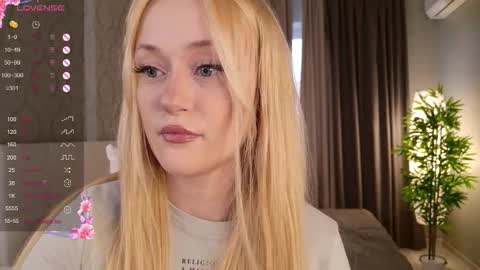 Snapshot of elis_goyard chatting on 11-16-25, 11:49 Elis online show from 11-16-25, 11:49