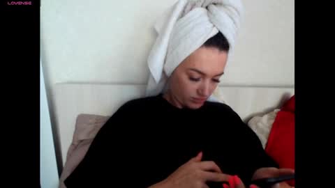 elisa_dove208 online show from 10-06-25, 07:28