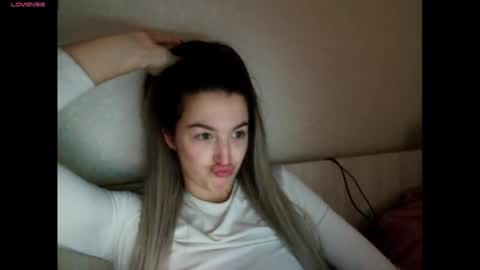 elisa_dove208 online show from 12-01-25, 04:28