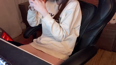 Snapshot of elisa_north chatting on 03-02-25, 01:47 Elisa North online show from 03-02-25, 01:47