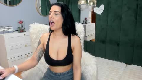 Snapshot of elisabaxter chatting on 11-16-25, 05:35 Maria online show from 11-16-25, 05:35