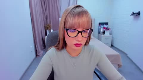 Snapshot of elisabethmills chatting on 01-08-25, 12:15 Elisabeth online show from 01-08-25, 12:15