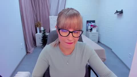 Snapshot of elisabethmills chatting on 01-08-25, 03:17 Elisabeth online show from 01-08-25, 03:17