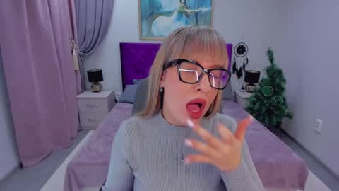 Snapshot of elisabethmills chatting on 01-15-25, 11:21 Elisabeth online show from 01-15-25, 11:21