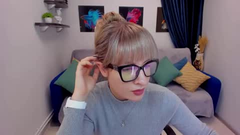 Snapshot of elisabethmills chatting on 01-17-25, 07:49 Elisabeth online show from 01-17-25, 07:49