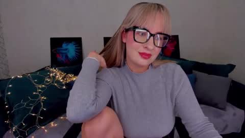 Snapshot of elisabethmills chatting on 02-14-25, 06:08 Elisabeth online show from 02-14-25, 06:08