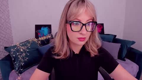 Snapshot of elisabethmills chatting on 02-18-25, 11:22 Elisabeth online show from 02-18-25, 11:22