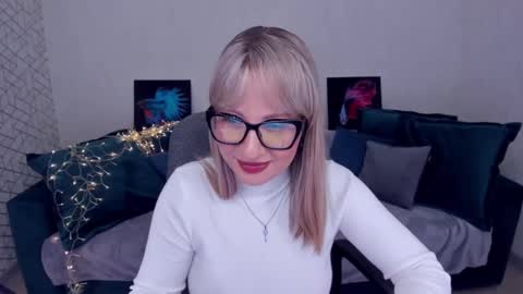 Snapshot of elisabethmills chatting on 02-21-25, 08:05 Elisabeth online show from 02-21-25, 08:05