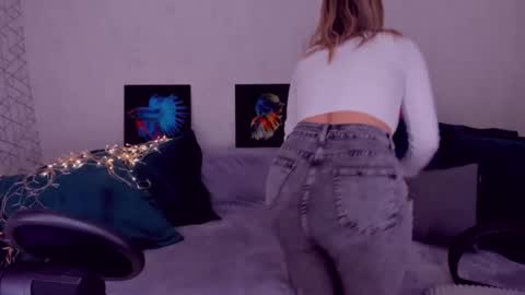 Snapshot of elisabethmills chatting on 02-23-25, 02:25 Elisabeth online show from 02-23-25, 02:25