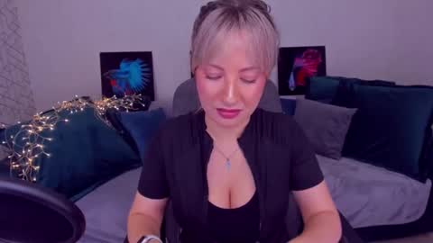 Snapshot of elisabethmills chatting on 02-24-25, 08:03 Elisabeth online show from 02-24-25, 08:03