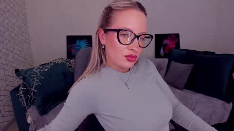 Snapshot of elisabethmills chatting on 03-03-25, 08:00 Elisabeth online show from 03-03-25, 08:00