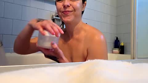 Snapshot of elisehipele chatting on 09-27-25, 01:38 elisehipele online show from 09-27-25, 01:38