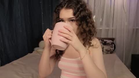 Snapshot of elishahemrich chatting on 07-23-26, 07:45 Shakira online show from 07-23-26, 07:45