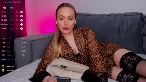 Snapshot of elissluvv chatting on 02-06-25, 05:30 Eliss online show from 02-06-25, 05:30