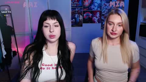 Snapshot of eliza_benet_ chatting on 10-10-25, 01:43 Ari online show from 10-10-25, 01:43