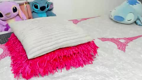 Snapshot of elizabeth_18_ chatting on 11-25-25, 03:17 ELIZA online show from 11-25-25, 03:17