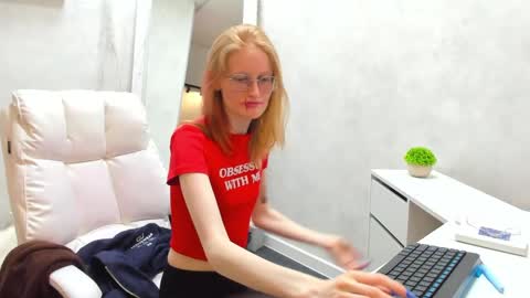 Elizabeth online show from 03-05-25, 03:07