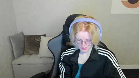 Elizabeth online show from 09-21-25, 01:18