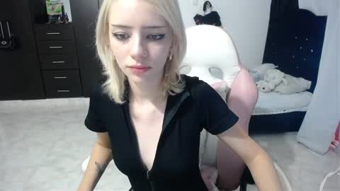 Snapshot of elizabeth_rose02 chatting on 11-08-25, 11:36 Elizabeth online show from 11-08-25, 11:36