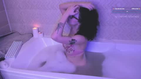 Snapshot of elizabethbritanny chatting on 01-11-26, 04:34 Adele online show from 01-11-26, 04:34