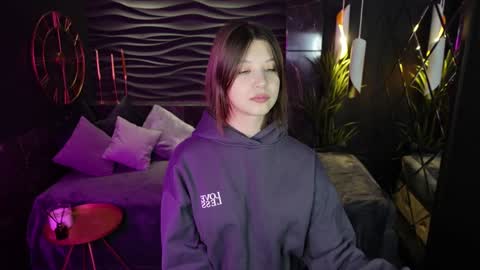 Snapshot of elizamild chatting on 12-18-24, 12:40 Eliza online show from 12-18-24, 12:40