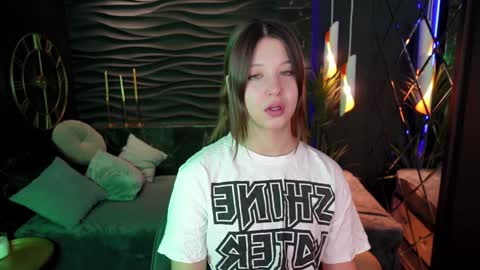 Snapshot of elizamild chatting on 01-09-25, 01:02 Eliza online show from 01-09-25, 01:02