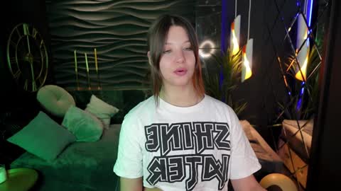 Snapshot of elizamild chatting on 01-09-25, 05:11 Eliza online show from 01-09-25, 05:11