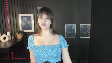 Snapshot of elizamild chatting on 01-23-25, 01:02 Eliza online show from 01-23-25, 01:02