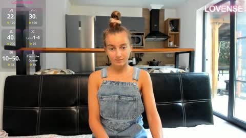 Snapshot of elizsweet chatting on 10-23-25, 08:57 Eliz                               online show from 10-23-25, 08:57