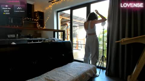 Eliz                               online show from 12-16-25, 09:03