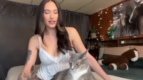 Ella online show from 04-28-26, 02:33