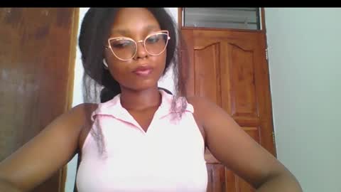 Snapshot of ella_laurel chatting on 01-17-25, 01:03 Ella online show from 01-17-25, 01:03