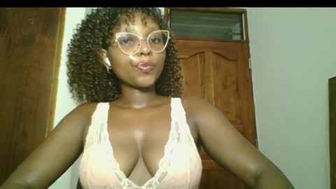 Snapshot of ella_laurel chatting on 03-10-25, 12:07 Ella online show from 03-10-25, 12:07