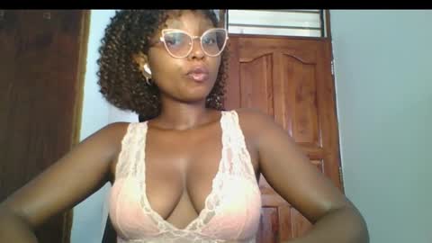 Snapshot of ella_laurel chatting on 03-10-25, 05:11 Ella online show from 03-10-25, 05:11