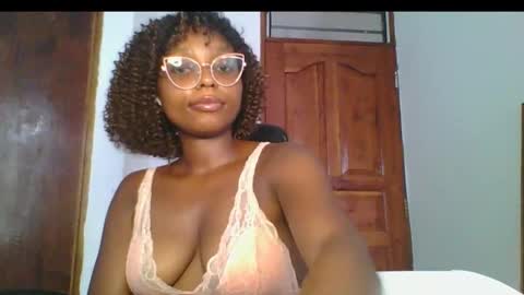 Snapshot of ella_laurel chatting on 03-10-25, 10:48 Ella online show from 03-10-25, 10:48