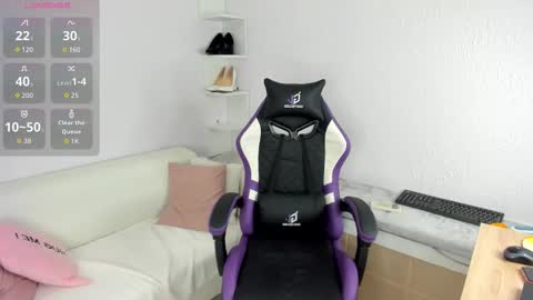 Snapshot of ella_starrr_ chatting on 09-17-25, 01:29 Ella online show from 09-17-25, 01:29